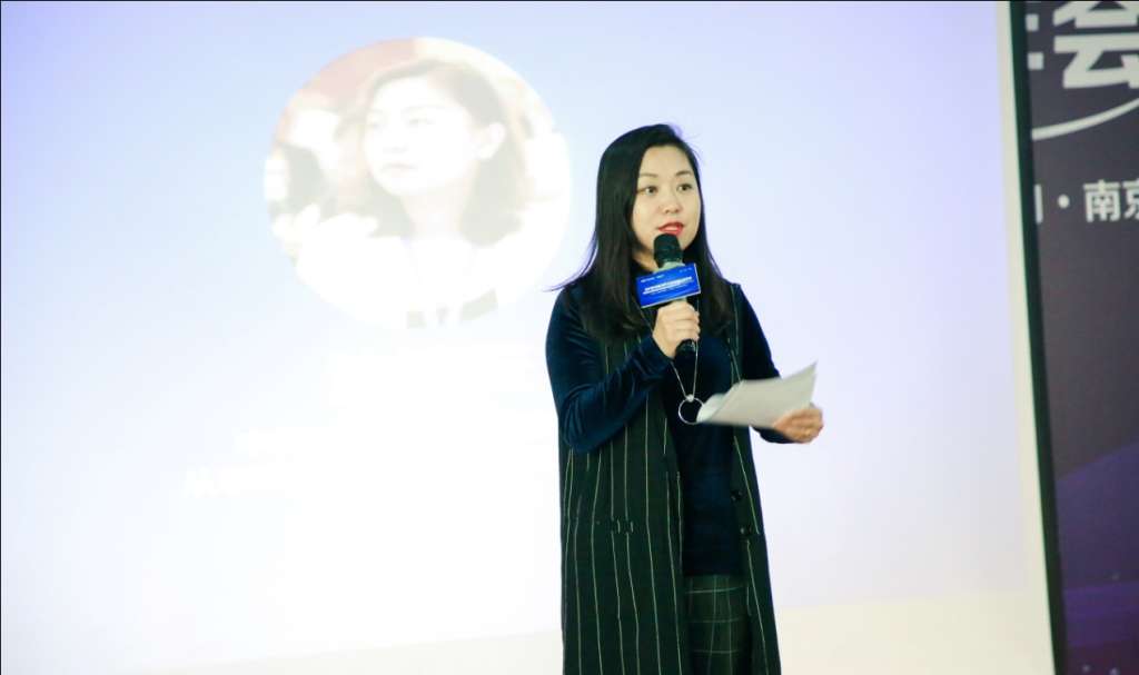 C:\Users\lanlan.du\Desktop\11月研讨会\2018中国洗车行业联盟会员年会暨洗车行业发展与智能环保趋势研讨会顺利召开20181105\对外新闻-2018中国洗车行业联盟会员年会暨洗车行业发展与智能环保趋势研讨会顺利召开\7 中国洗车行业联盟秘书长 沙鸿云主持图.jpg