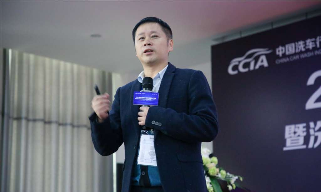 C:\Users\lanlan.du\Desktop\11月研讨会\2018中国洗车行业联盟会员年会暨洗车行业发展与智能环保趋势研讨会顺利召开20181105\对外新闻-2018中国洗车行业联盟会员年会暨洗车行业发展与智能环保趋势研讨会顺利召开\11 杭州大盒子汽车服务有限公司销售部总监&合伙人周波-互联网与智能化给洗车行业带来的变革与机遇.jpg