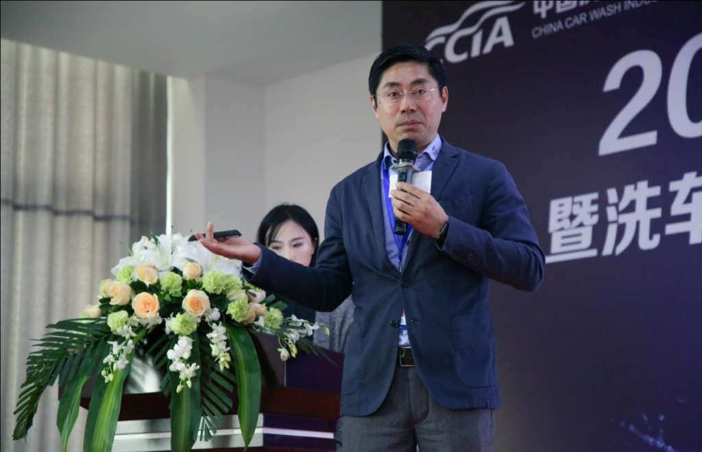C:\Users\lanlan.du\Desktop\11月研讨会\2018中国洗车行业联盟会员年会暨洗车行业发展与智能环保趋势研讨会顺利召开20181105\对外新闻-2018中国洗车行业联盟会员年会暨洗车行业发展与智能环保趋势研讨会顺利召开\6 万洗得洗车设备(上海)有限公司总经理 黄剑敏-洗车机的发展现状与方向.jpg